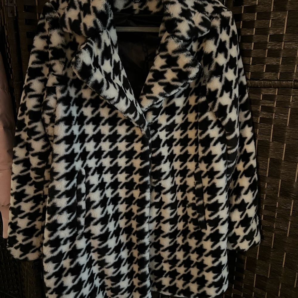 CoffeeShop Black and White Houndstooth Jacket